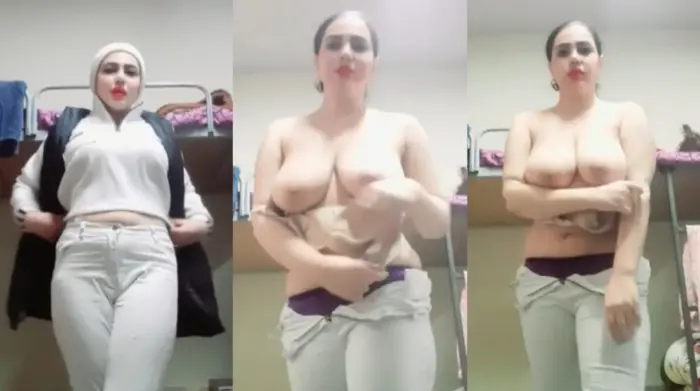 Cute Red Lipstick Babe Playing with Boobs MMS Video